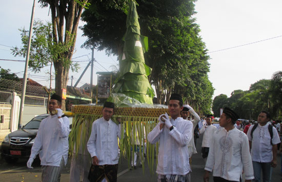 Sambut 1 Muharam, Arak Tumpeng Raksasa