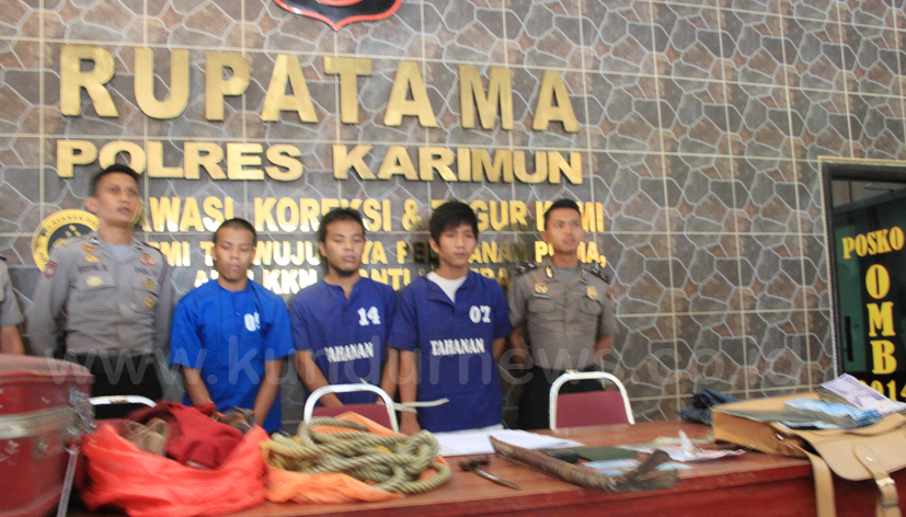 Keterlibatan Brigadir E Oknum Polisi didalam kasus pembunuhan Apeng, masih di anggap Misterius Keterlibatan Brigadir E Oknum Polisi didalam kasus pembunuhan Apeng, masih di anggap Misterius