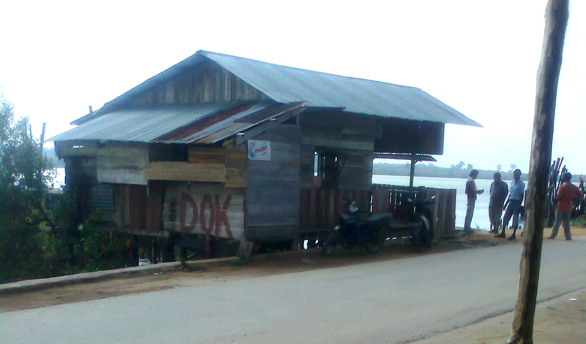 PONDOK BBM BERKEDOK WARUNG KOPI  DI JALAN M DAUD TAK TERPANTAU