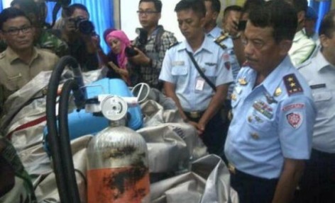 Koper Warna Hijau Milik Kru Pesawat dan tabung oksigen 