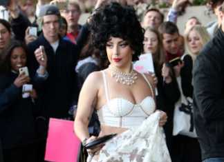maksud-hati-tampil-glamor-lady-gaga-justru-mirip-hewan-20141202204759