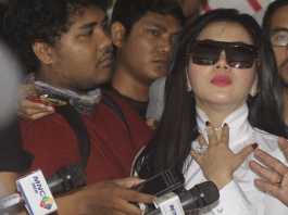 gaya-cetar-membahana-syahrini-bikin-penyidik-terpesona