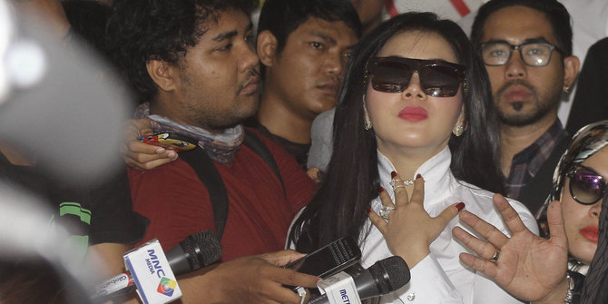 Gaya cetar membahana Syahrini bikin penyidik terpesona Gaya cetar membahana Syahrini bikin penyidik terpesona