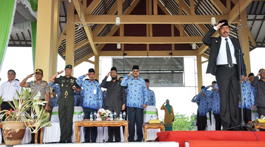 Bupati Karimun Pimpin Upacara HARDIKNAS di panggung rakyat Putri Kemuning Coastal Area