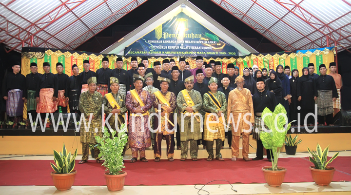 Wakil Bupati Karimun Mengukuhkan  Kepengurusan Rumpun Melayu Bersatu dan Lembaga Adat Melayu di Balai Pemuda Tanjungbatu.