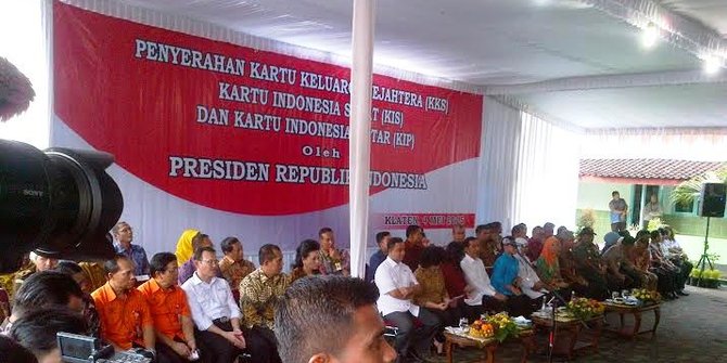 Presiden Jokowi bagikan 1.646 Kartu Indonesia Sehat di Klaten