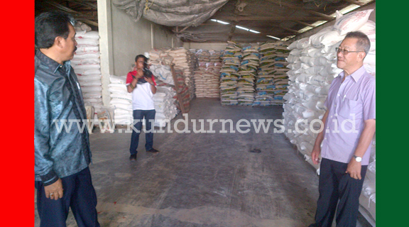Bupati Karimun saat sidak ke gudang beras PD. Pangan.