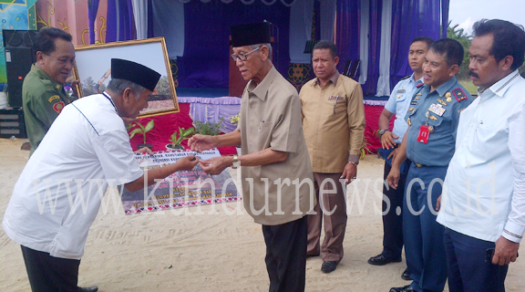 Gubernur Kepri menyerahkan kunci mini excavator saat kunker ke Desa Parit, disaksikan Bupati Karimun dan Kepala Desa Parit