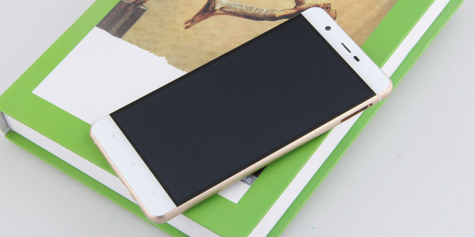 Smartphone Octa-core murah ini punya layar 2,5 dimensi dan RAM 3GB!