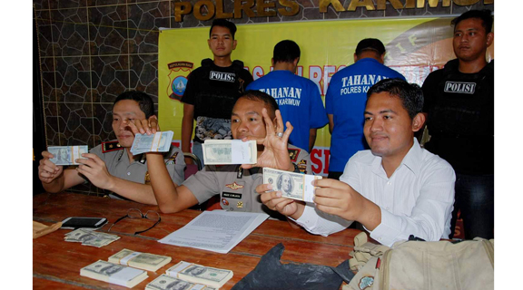 Satreskrim Polres Karimun berhasil Tangkap Dua Pengedar Dollar Palsu.