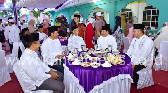 Gubernur Kepri, HM. Sani dan Bupati Karimun, Nurdin Basirun menunggu buka puasa di Masjid Al-Furqan Kecamatan Tebing.