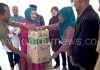 Ikatan Kekeluargaan Keluarga Dewan, Hj Sumarni saat penyerahan bantuan sembako