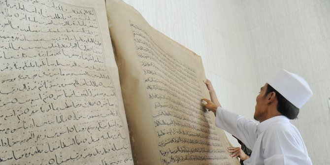 Alquran raksasa jadi magnet jamaah Masjid Raya Makassar Alquran raksasa jadi magnet jamaah Masjid Raya Makassar