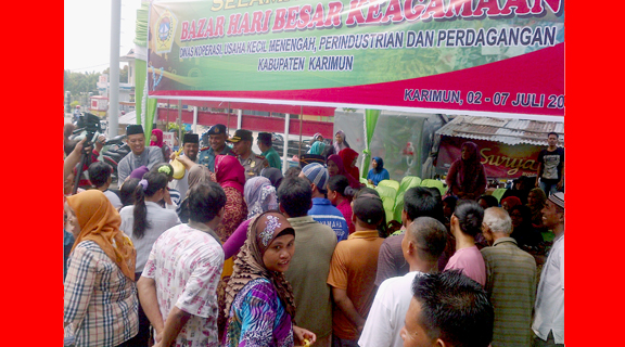 Sembako Gratis. Masyarakat Karimun Rebutan