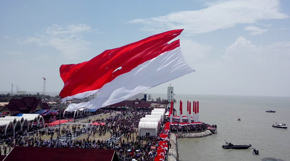 Rekor Dunia MURI Pengibaran Bendera Terbesar di Dasar Laut Oleh Lanal Karimun