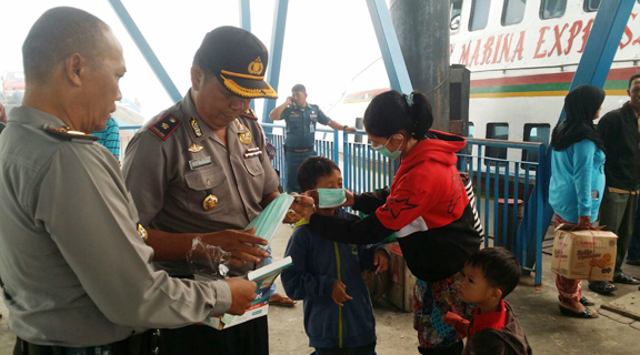 Polsek Kundur Bagi Masker Kepada Masyarakat