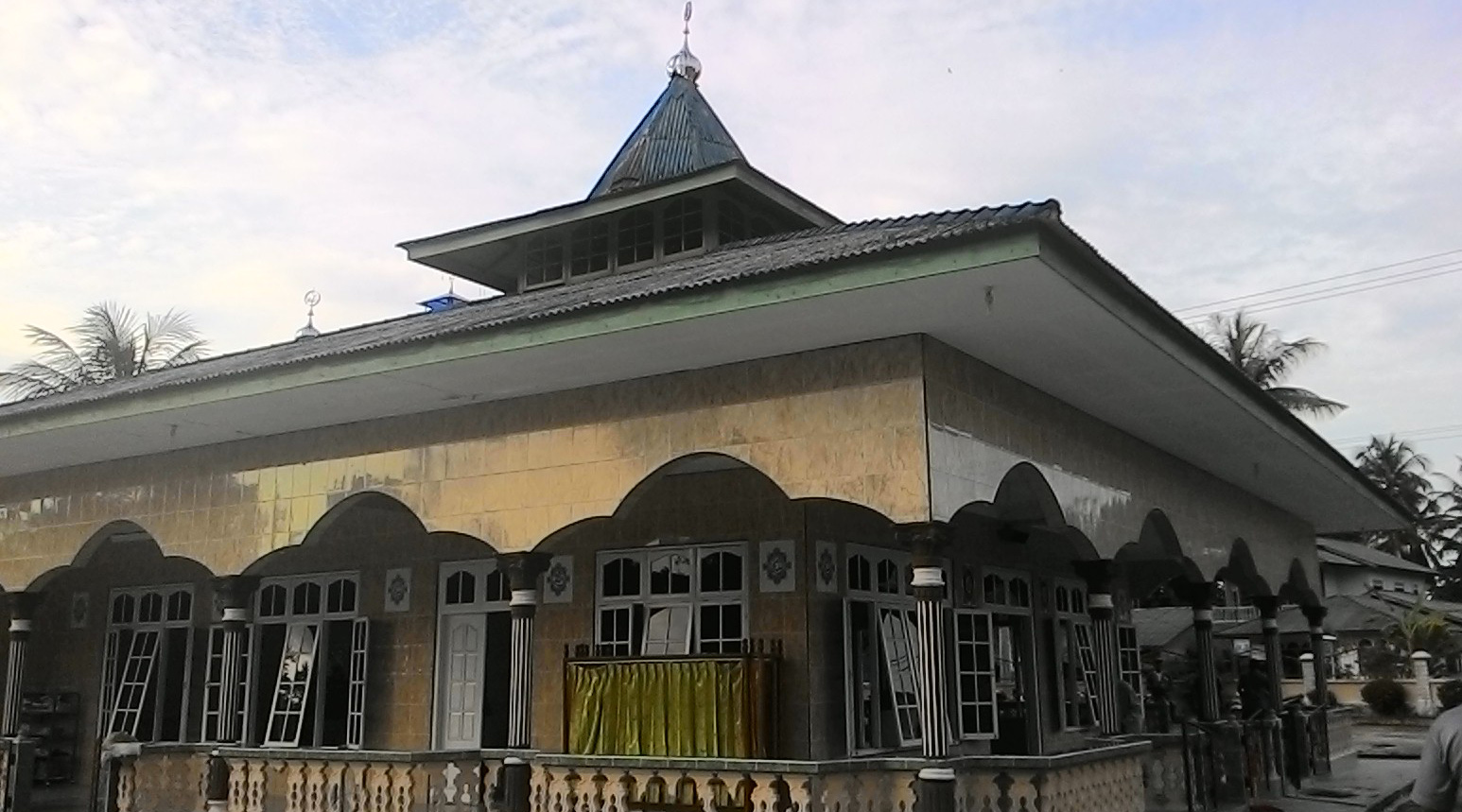 Dua Misjid di Karimun di Sambar Petir