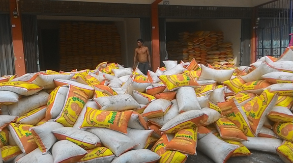 Sebanyak 10 Ton Beras Membusuk Sebanyak 10 Ton Beras Membusuk