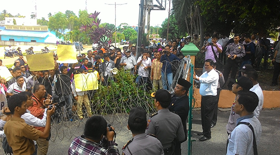 Massa dari Ketua DPRD Karimun, Meransek ke dalam gedung DPRD Karimun