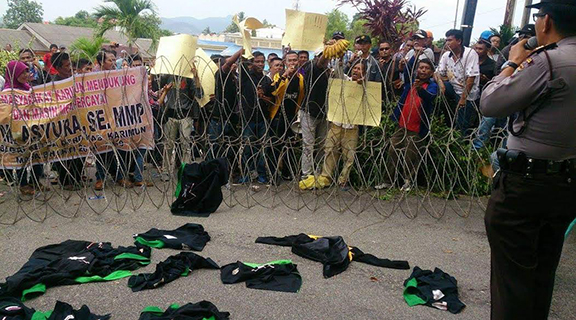 Perpat Kundur Bubar !.  Ratusan baju Organisasi PERPAT, dibuang didepan Gedung DPRD Karimun !