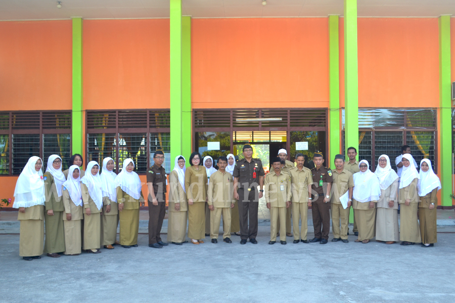 Foto bersama Kejaksaan Negeri dan KA SMAN 1 Sugiman serta majelis guru