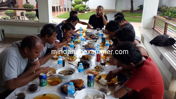 Kondisi 10 WNI yang di bebaskan militan Abu Sayyaf, sedang makan di rumah gubernur Sulu