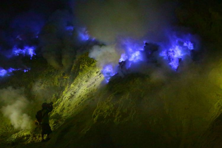 Ribuan wisatawan nikmati “Blue Fire” Gunung Ijen Banyuwangi