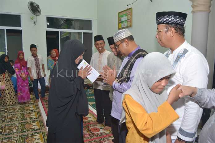 Bupati dan wakil Bupati Karimun pada pringatan Nuzul Quran 1437 H di misjid Jami' Nurul Hidayah Kundur Bupati dan wakil Bupati Karimun pada pringatan Nuzul Quran 1437 H di misjid Jami' Nurul Hidayah Kundur