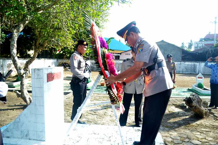 Komisaris Polisi Ely Nazaruddin saat tabur bunga di Pusarabhakti Tanjungbatu
