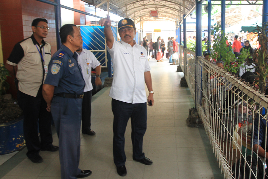 Nurdin Basirun di Pelabuhan Domistik Tg Balai Karimun