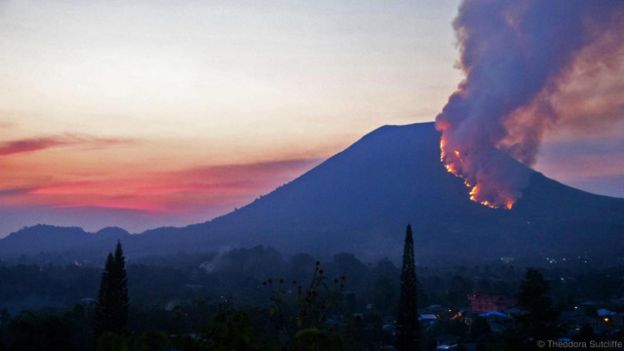 Pasar Tomohon berada dekat dataran tinggi vulkanik.