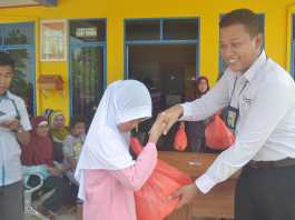 Pimpinan PLN Tanjungbatu Syahri Mara Bagio Saat menyerahkan Sembako