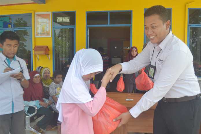 Pimpinan PLN Tanjungbatu Syahri Mara Bagio Saat menyerahkan Sembako