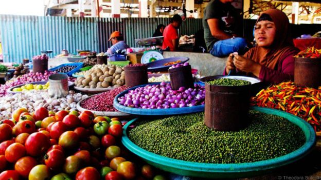 Tersedia juga bahan-bahan makanan yang biasa di Pasar Tomohon