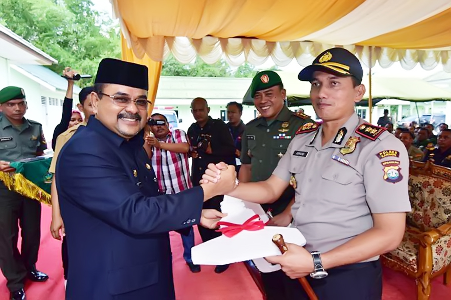 Pemkab Serahkan Hibah Kendaraan Kepada Kodim dan Polres Karimun Pemkab Serahkan Hibah Kendaraan Kepada Kodim dan Polres Karimun
