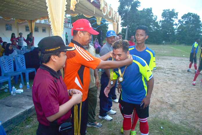 Penyerahan Mendali ke keseblasan Singapore