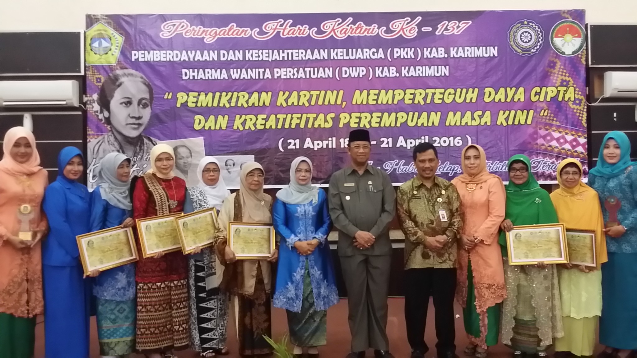 Peringatan Hari Kartini. Ibu-ibu PKK dan Dharmawanita Gelar acara peanugrahan