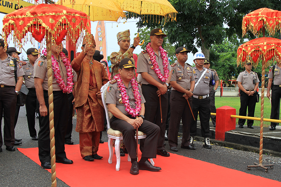 Kepala Lembaga Pendidikan Kepolisian (Kalemdikpol) Mabes Polri Komjen Pol Syafruddin pada saat disambut dengan tarian persembahan
