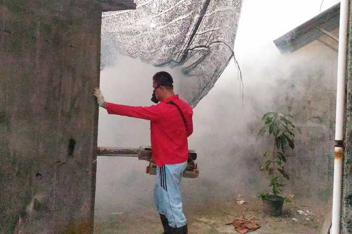 Petugas Puskesmas Tanjungbatu saat melakukan Fogging