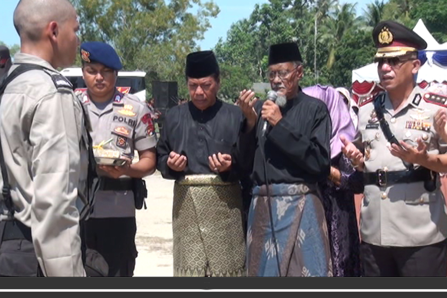 Menjunjung Tinggi Nilai Budaya, Pembukaan Siswa SPN Polda Kepri, diawali dengan Tepuk Tepung Tawar.