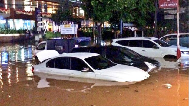 Banjir di Kemang, Jakarta mulai surut, tapi hujan deras masih mengancam