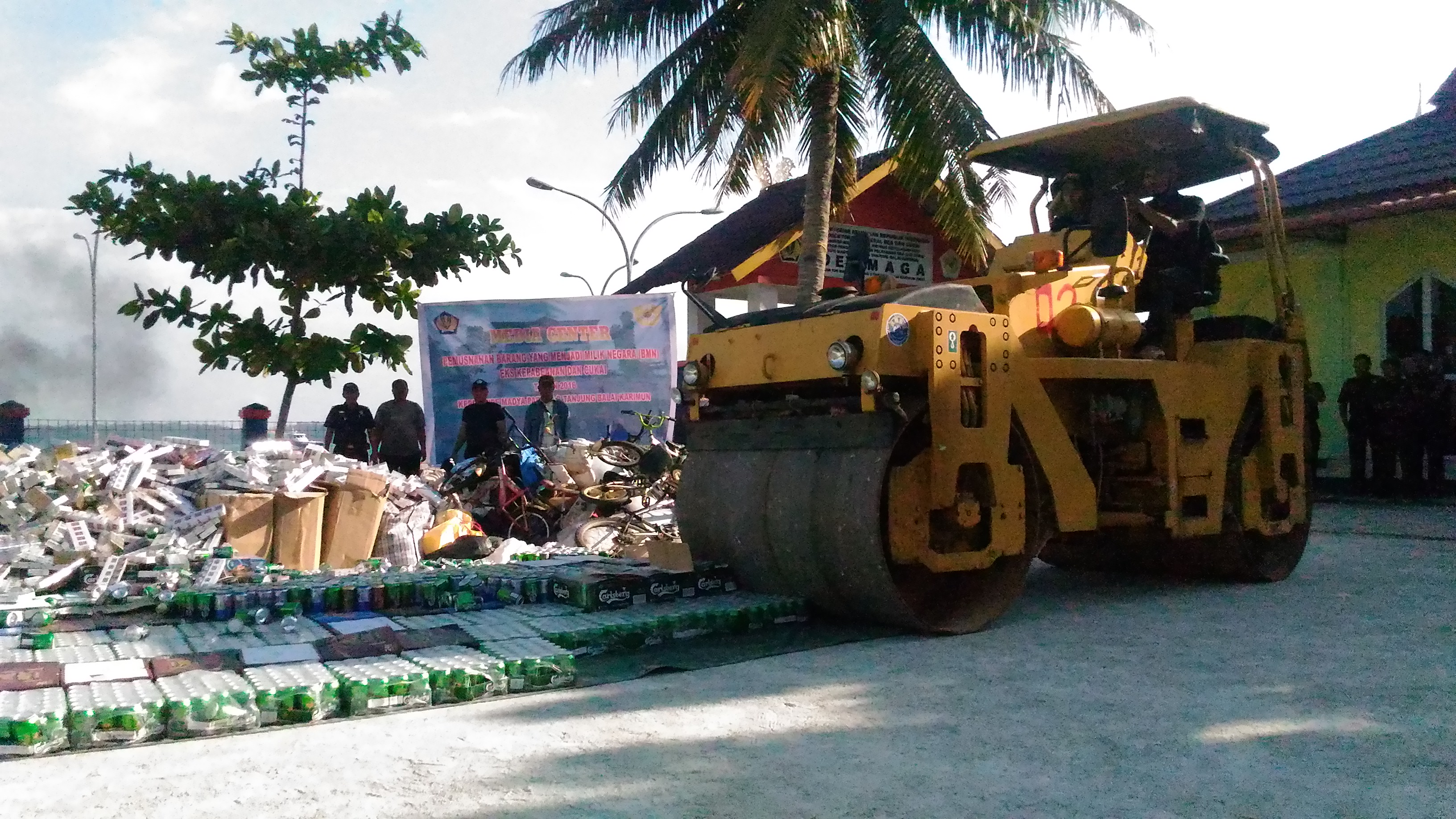 Ribuan Barang-barang Hasil Tangkapan Bea dan Cukai Tanjungbalai Karimun yang di Musnahkan