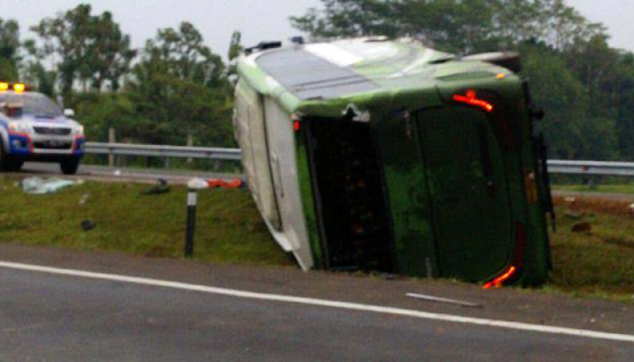 Bus Rombongan Pedemo Kecelakaan di Tol Cipali
