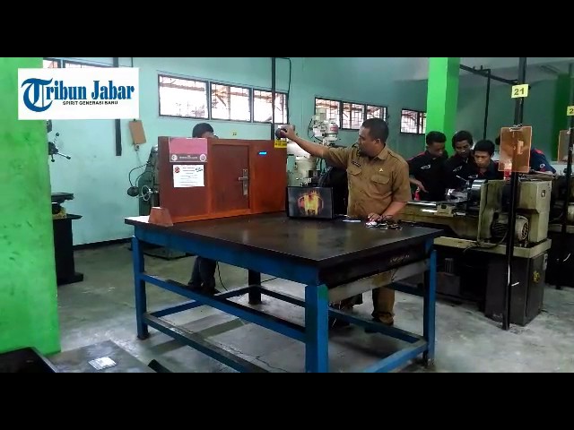 Kunci Rumah Pakai KTP Elektronik. Temuan Dua Siswa SMKN 2 Bandung