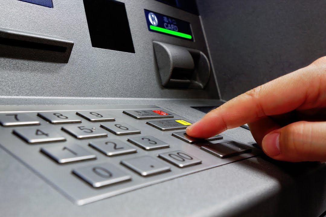 Cewek Usia 18 Tahun ini Berhasil Curi Uang melalui ATM Teman