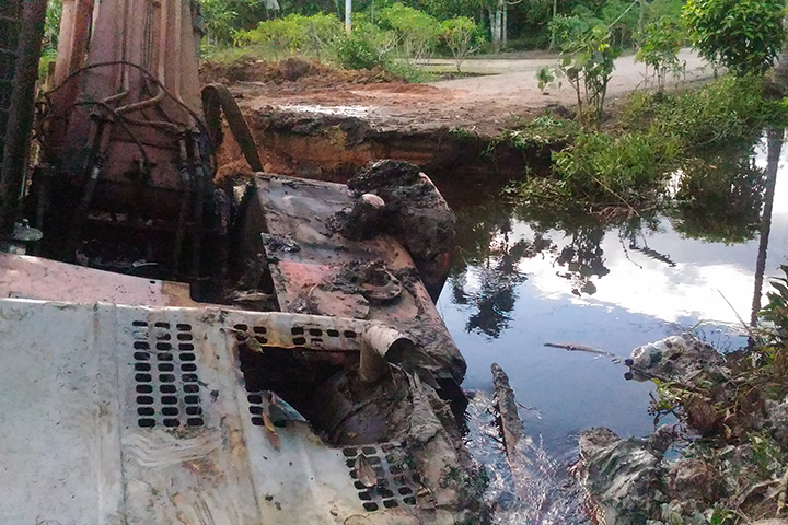 Escavator Ambles. Jalan Masuk ke Parit Mangkil Sei Ungar, Putus.