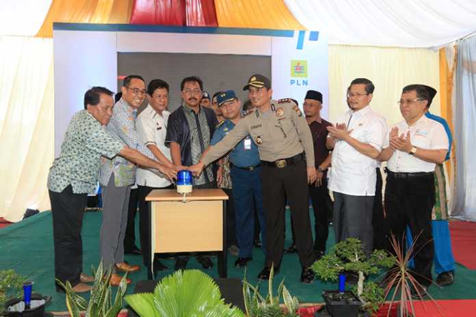 Gubernur Kepri, Nurdin Basirun, Kapolres Karimun, Sekda Kab Karimun, Menekan Tombol Sirine Peresmian Listrik di Gading Sari Kundur - Karimun Gubernur Kepri, Nurdin Basirun, Kapolres Karimun, Sekda Kab Karimun, Menekan Tombol Sirine Peresmian Listrik di Gading Sari Kundur - Karimun