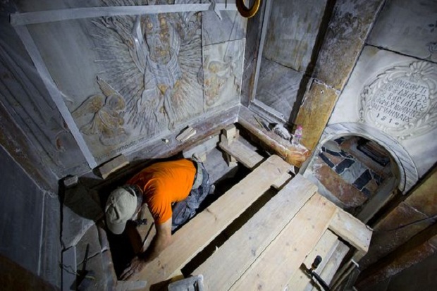 Peneliti membongkar kuburan sakral di Yerusalem yang diyakini sebagai makam Yesus. Foto / Oded Balilty / National Geographic