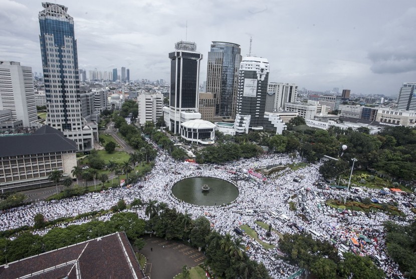 Jamaah Shalat Jumat Penuhi Jalan Merdeka Barat Hingga Thamrin