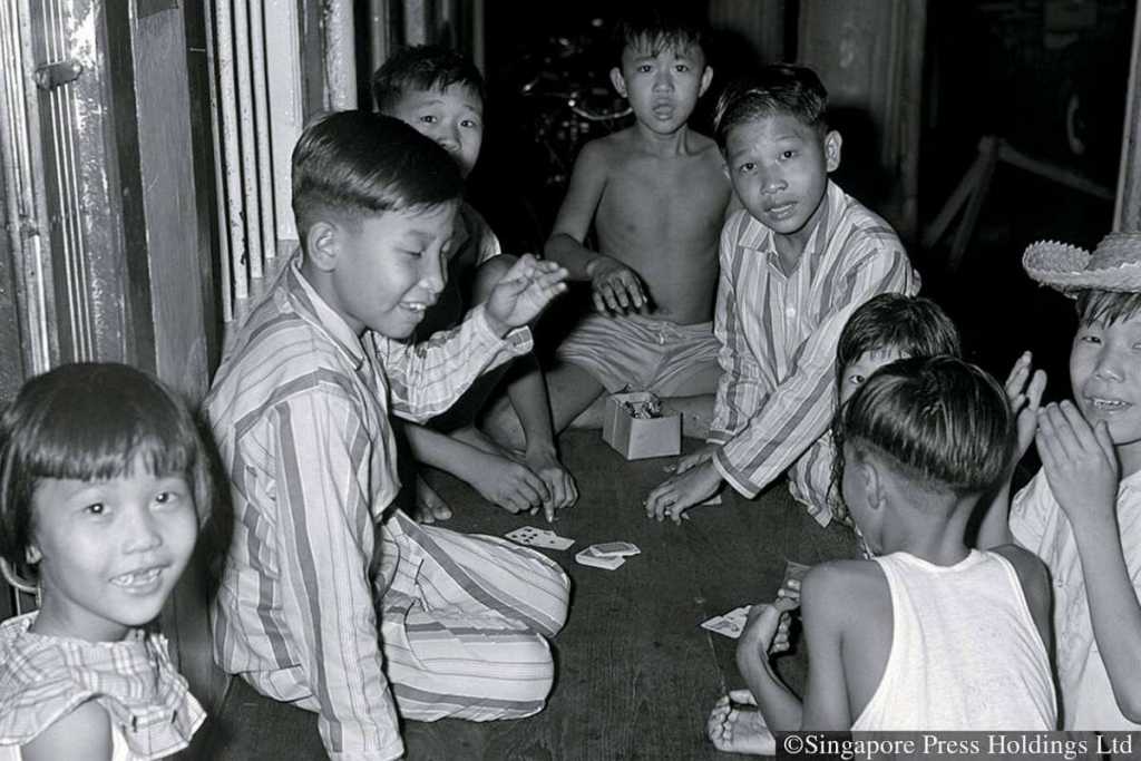 1970: Sementara anak-anak tidak didorong untuk berjudi, pengecualian dibuat selama tahun baru Cina. Black Jack adalah game.ST FILE FOTO pernah populer: WAN SENG YIP